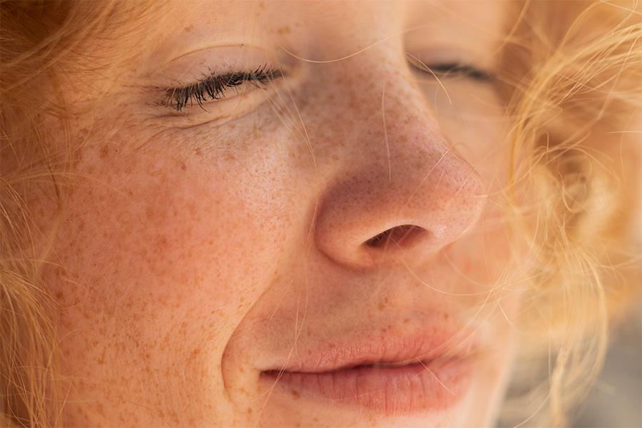 close-up-redhead-woman-with-closed-eyes2